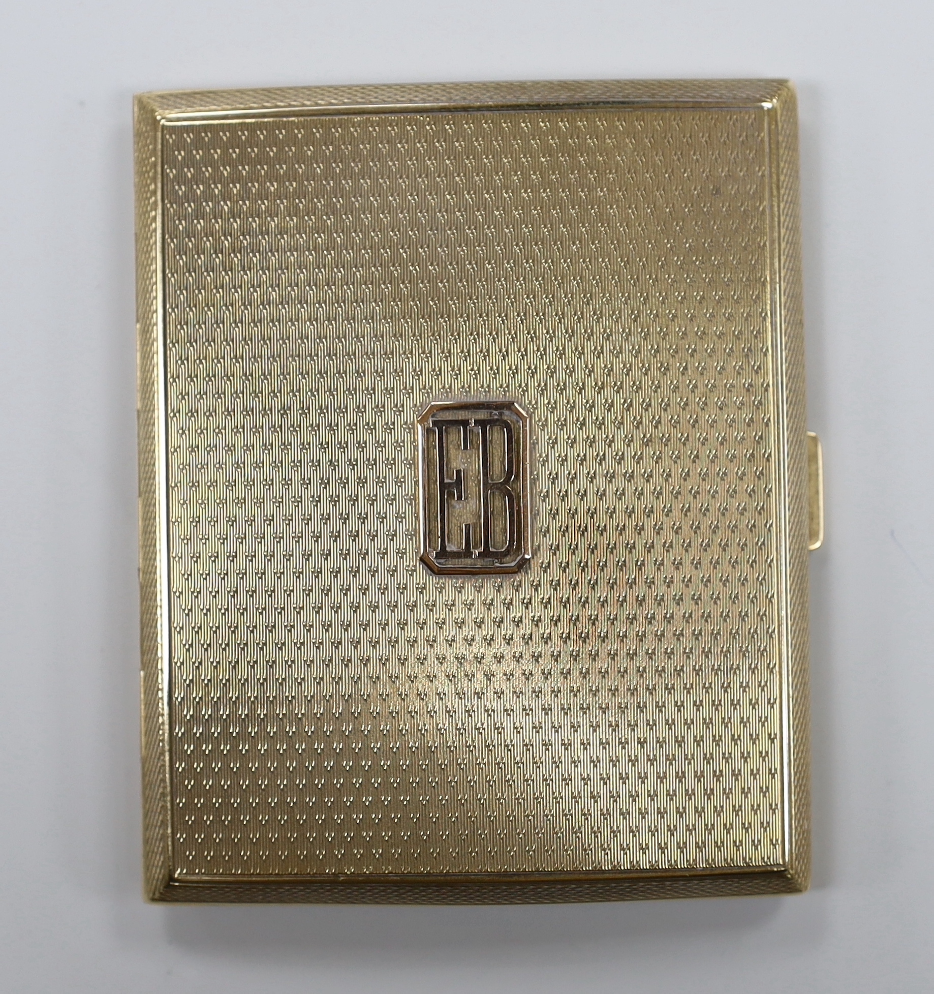 A George V engine turned 9ct gold rectangular cigarette case, London, 1928, 86mm, gross weight 86.2 grams.